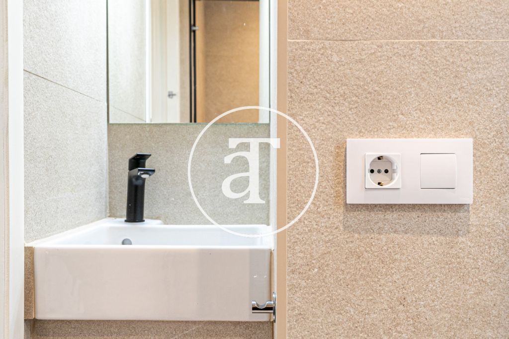 Monthly rental penthouse with 2 bedrooms and terrace close to Park Güell 31