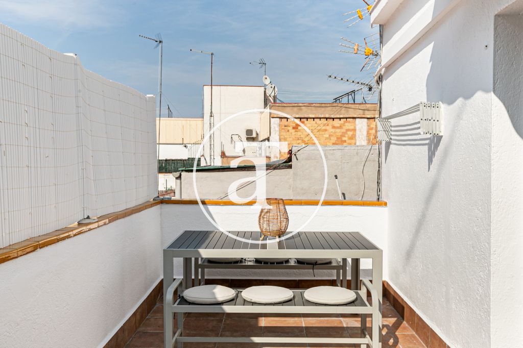Monthly rental penthouse with 2 bedrooms and terrace close to Park Güell 2