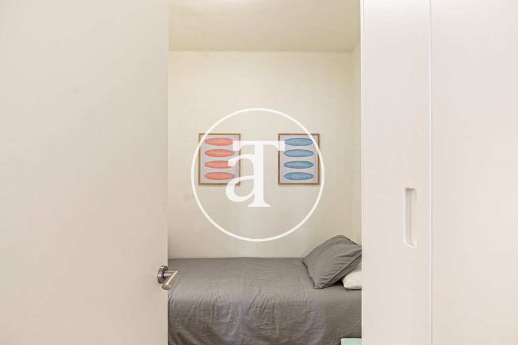 Monthly rental penthouse with 2 bedrooms and terrace close to Park Güell 28