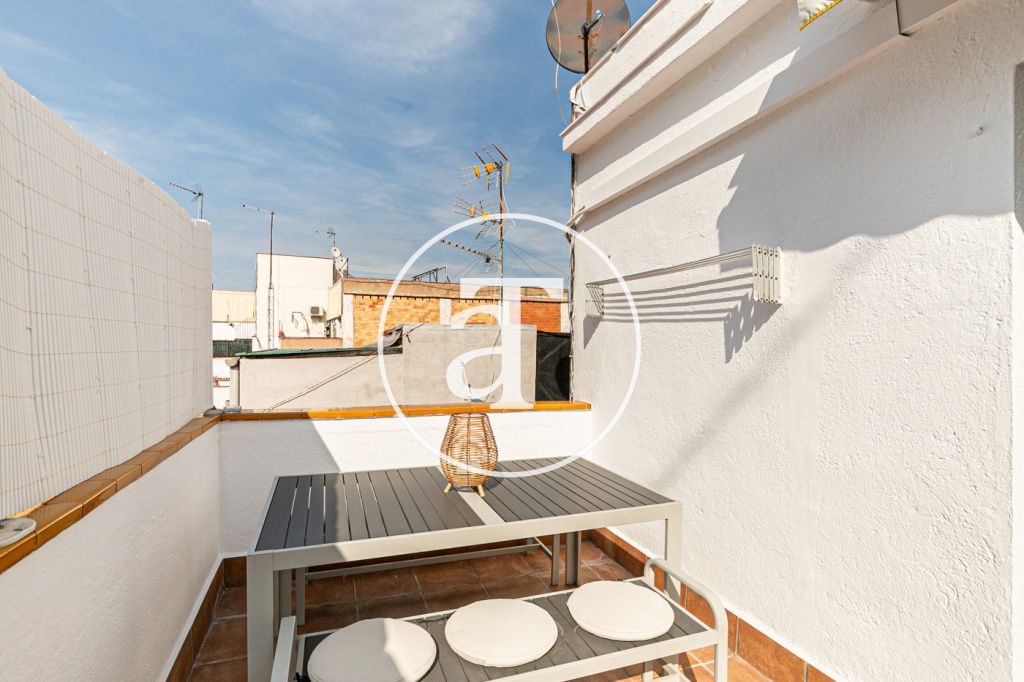 Monthly rental penthouse with 2 bedrooms and terrace close to Park Güell 3