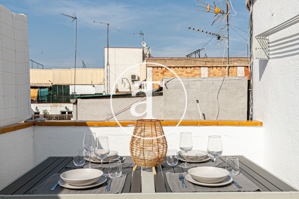 Monthly rental penthouse with 2 bedrooms and terrace close to Park Güell 15