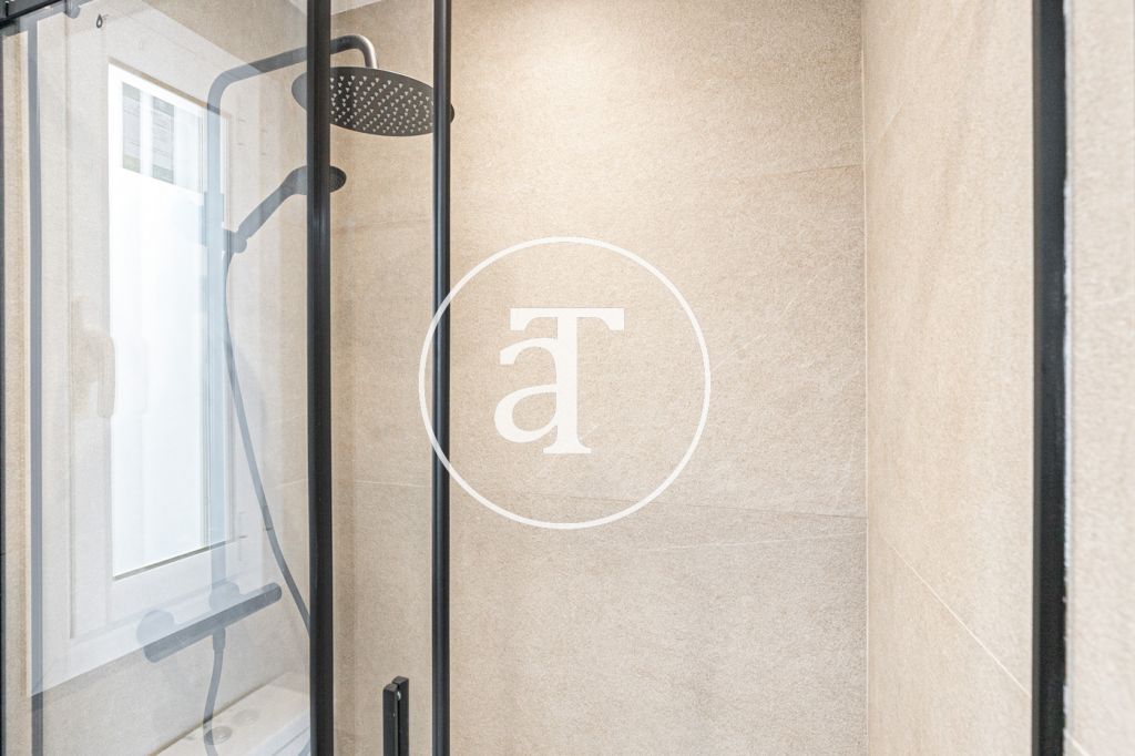 Monthly rental penthouse with 2 bedrooms and terrace close to Park Güell 32