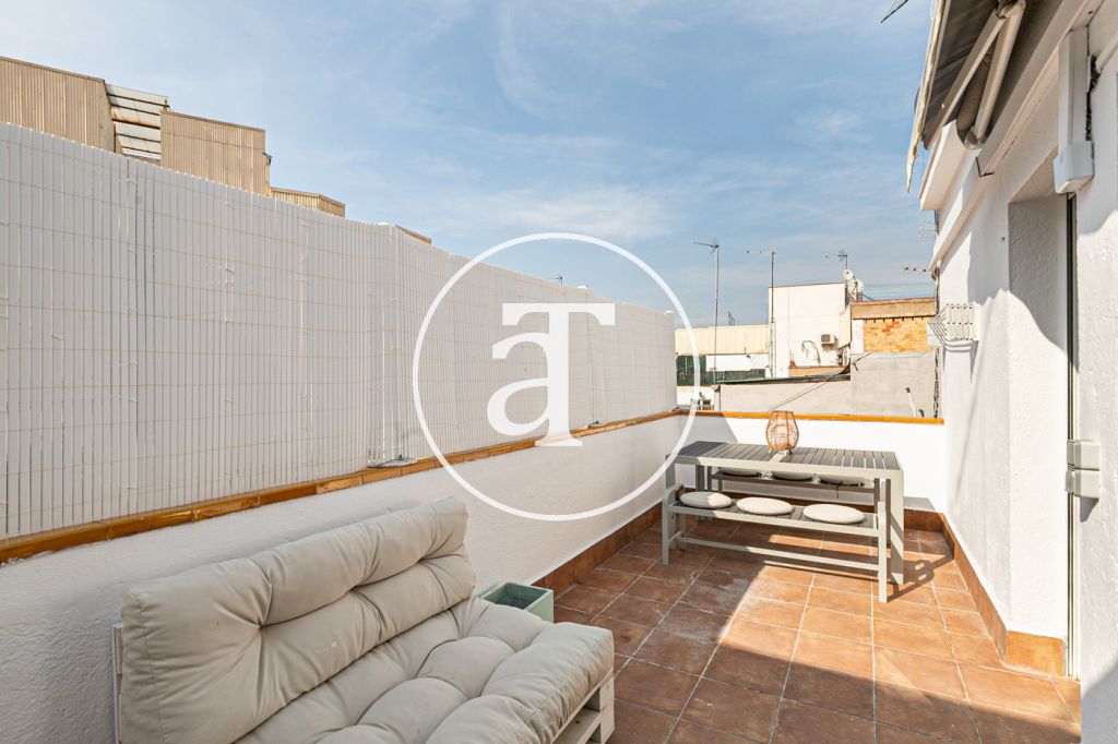 Monthly rental penthouse with 2 bedrooms and terrace close to Park Güell