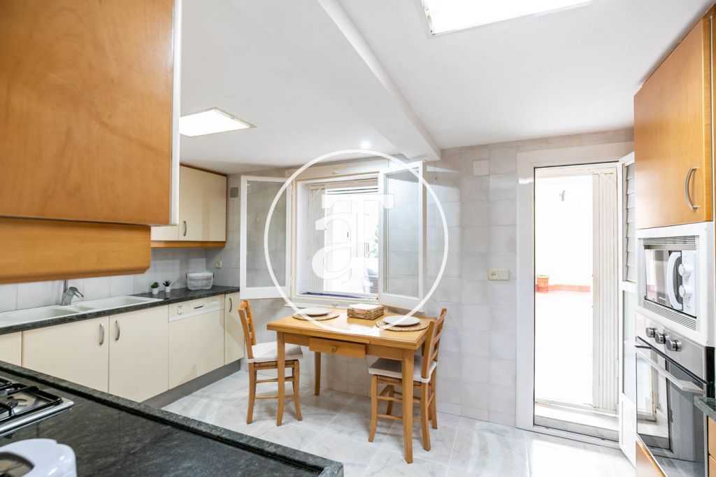 Monthly rental apartment with 3 bedrooms, studio and terrace in Carrer de Joaquin Costa 11