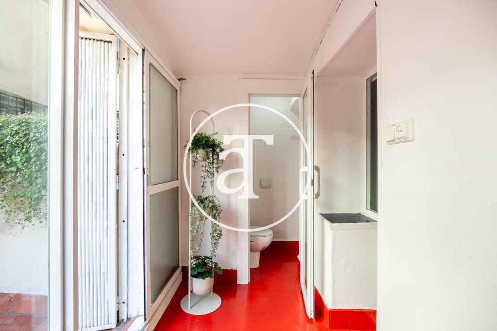 Monthly rental apartment with 3 bedrooms, studio and terrace in Carrer de Joaquin Costa 37