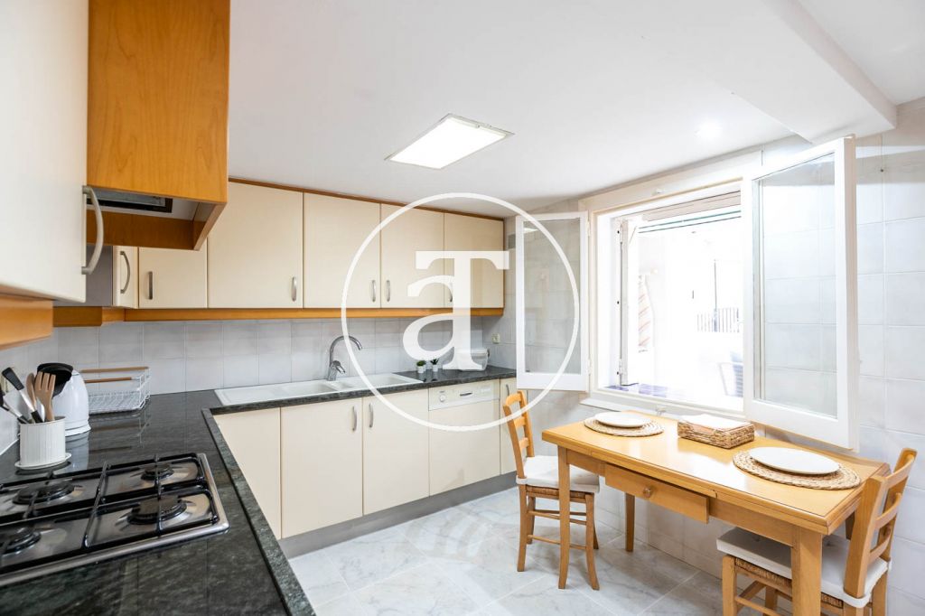 Monthly rental apartment with 3 bedrooms, studio and terrace in Carrer de Joaquin Costa 8