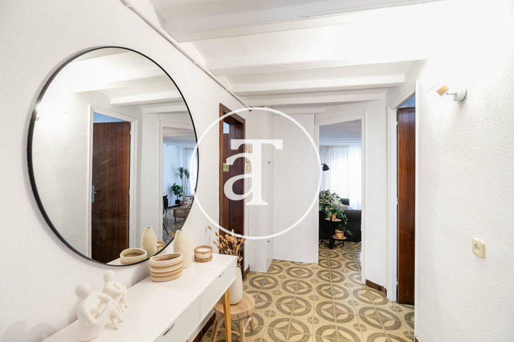 Monthly rental apartment with 3 bedrooms, studio and terrace in Carrer de Joaquin Costa 7