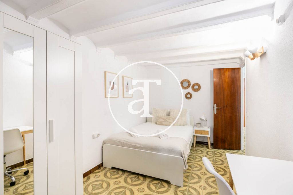 Monthly rental apartment with 3 bedrooms, studio and terrace in Carrer de Joaquin Costa 35