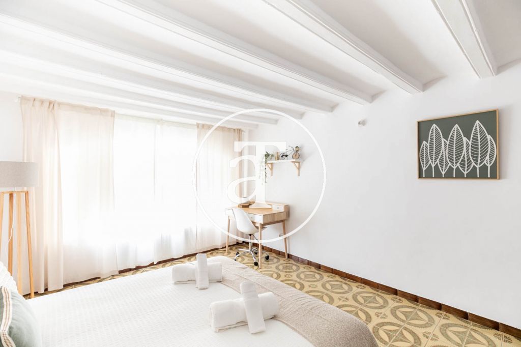 Monthly rental apartment with 3 bedrooms, studio and terrace in Carrer de Joaquin Costa 26