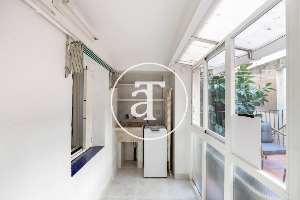 Monthly rental apartment with 3 bedrooms, studio and terrace in Carrer de Joaquin Costa 32