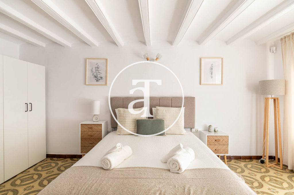Monthly rental apartment with 3 bedrooms, studio and terrace in Carrer de Joaquin Costa 22