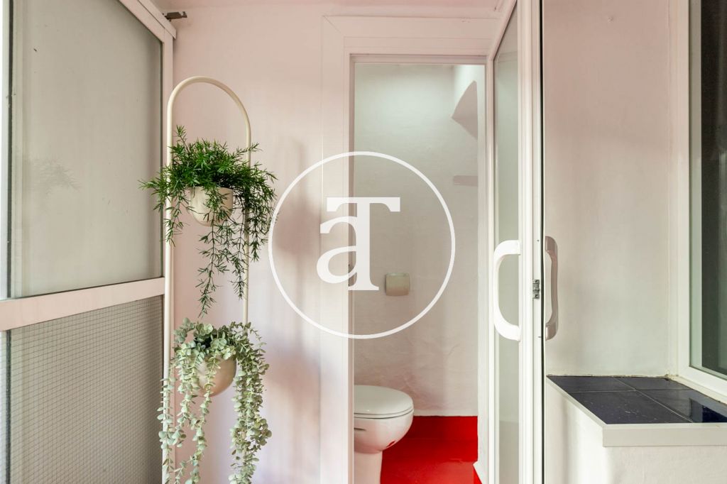 Monthly rental apartment with 3 bedrooms, studio and terrace in Carrer de Joaquin Costa 38