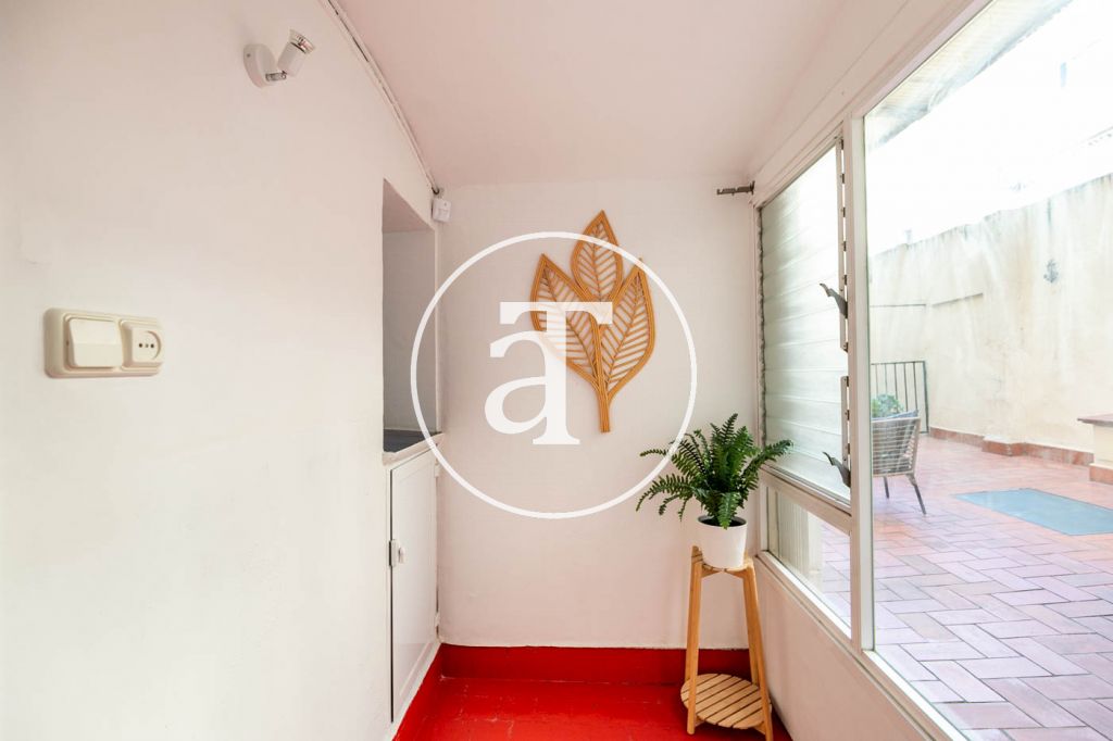 Monthly rental apartment with 3 bedrooms, studio and terrace in Carrer de Joaquin Costa 36