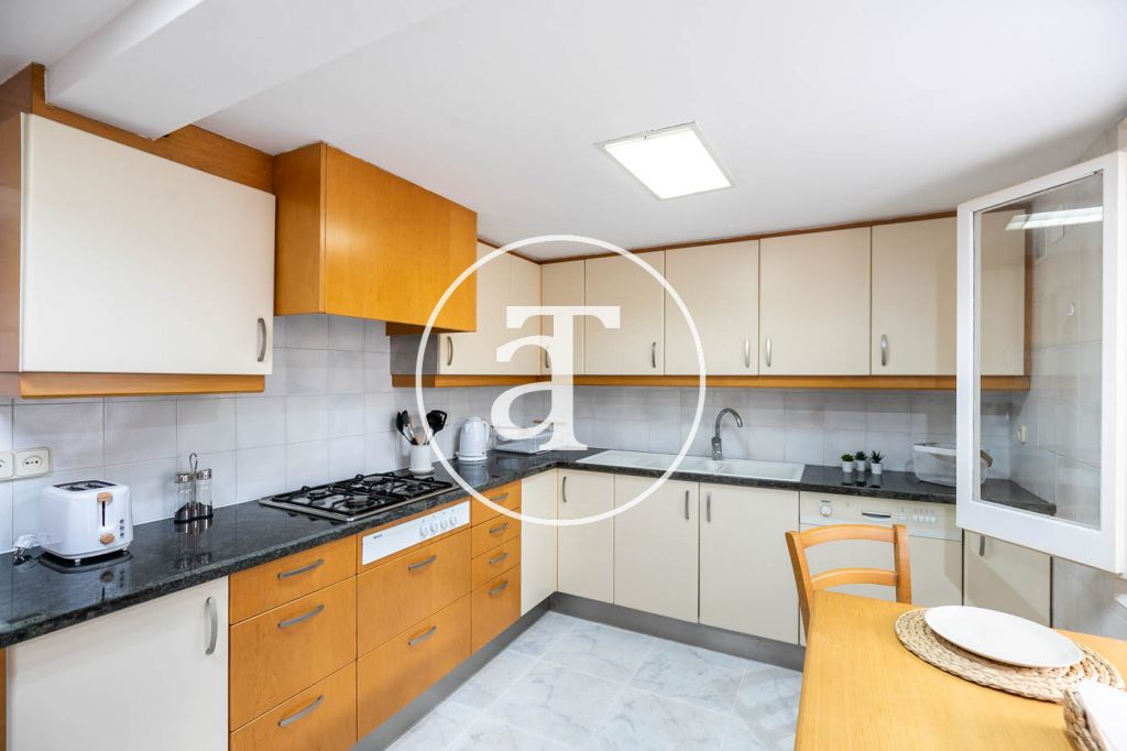 Monthly rental apartment with 3 bedrooms, studio and terrace in Carrer de Joaquin Costa 9