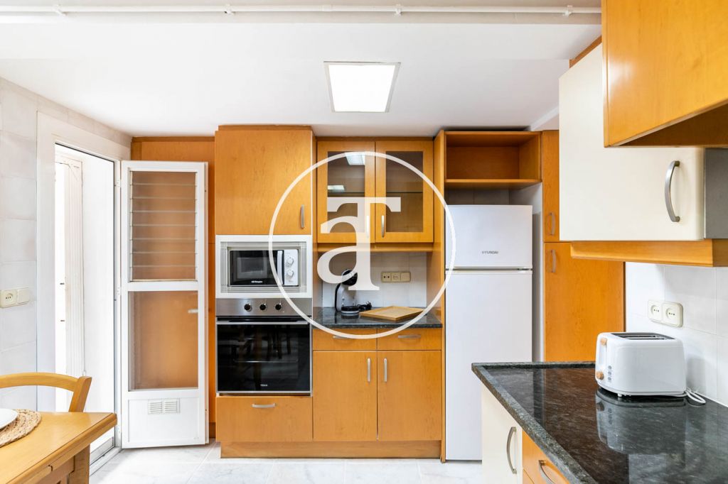 Monthly rental apartment with 3 bedrooms, studio and terrace in Carrer de Joaquin Costa 10