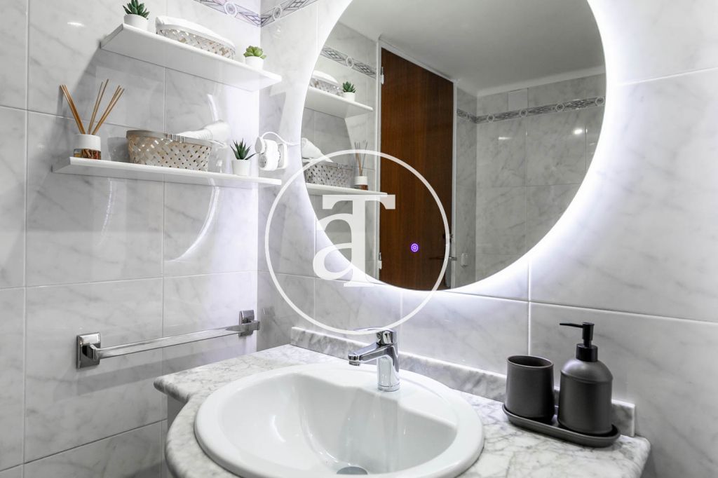 Monthly rental apartment with 3 bedrooms, studio and terrace in Carrer de Joaquin Costa 39