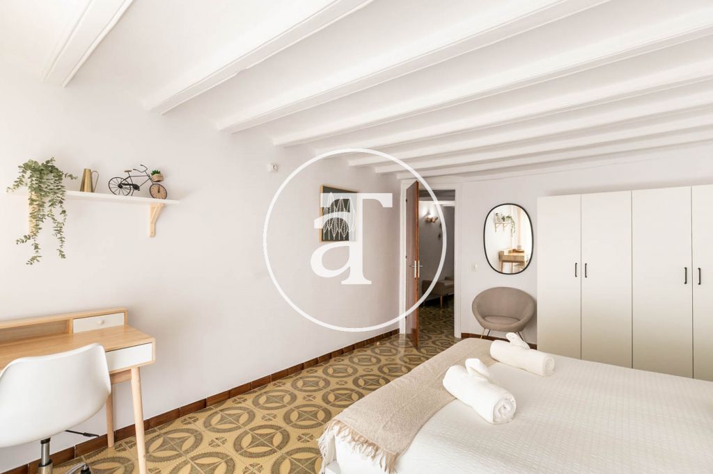 Monthly rental apartment with 3 bedrooms, studio and terrace in Carrer de Joaquin Costa 23