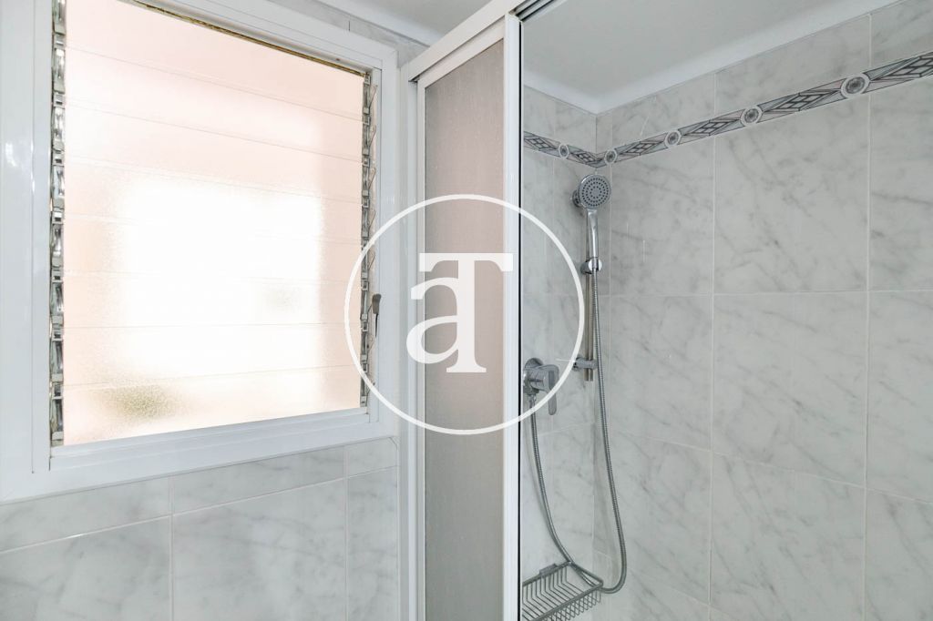 Monthly rental apartment with 3 bedrooms, studio and terrace in Carrer de Joaquin Costa 41