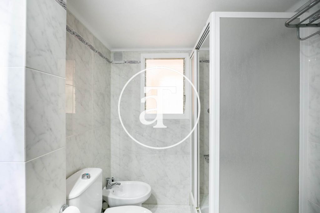 Monthly rental apartment with 3 bedrooms, studio and terrace in Carrer de Joaquin Costa 40