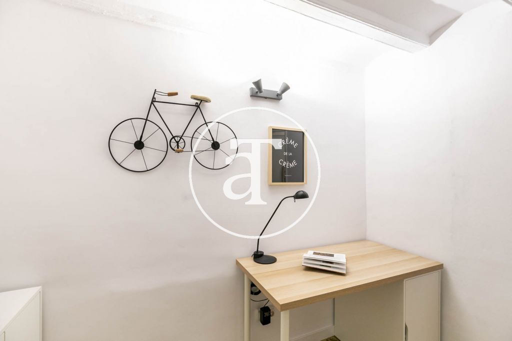 Monthly rental apartment with 3 bedrooms, studio and terrace in Carrer de Joaquin Costa 28