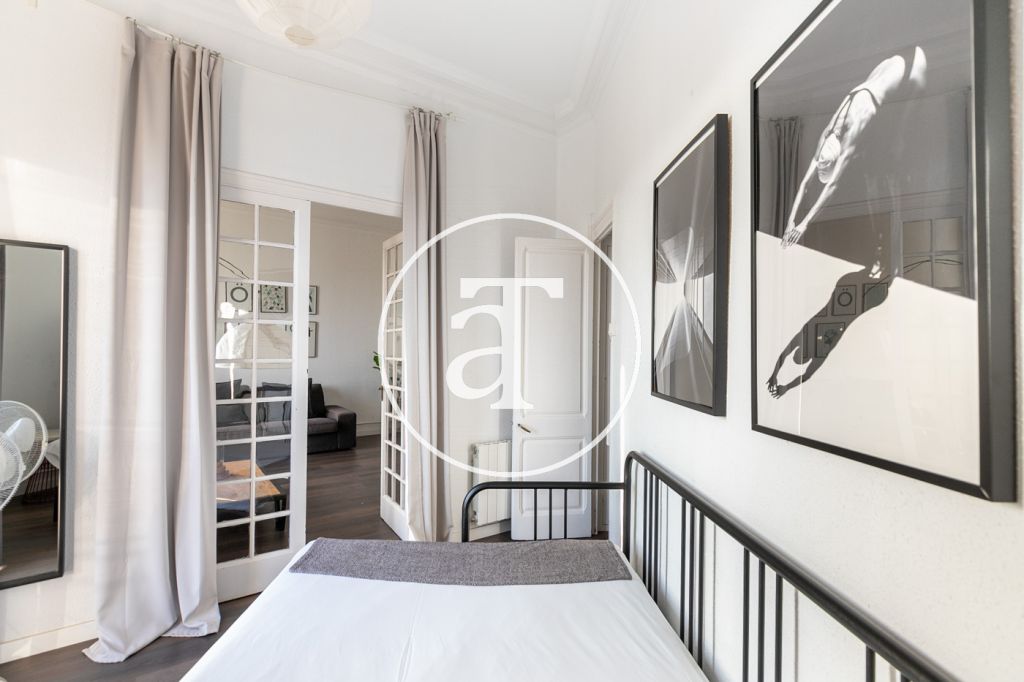 Monthly rental apartment with 2 bedrooms and clear views in Ciutat Vella 17