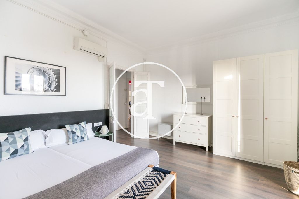 Monthly rental apartment with 2 bedrooms and clear views in Ciutat Vella 21