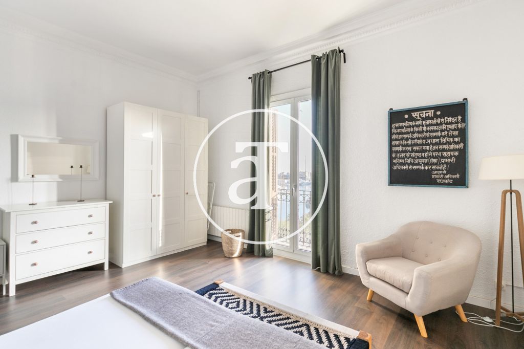 Monthly rental apartment with 2 bedrooms and clear views in Ciutat Vella 23