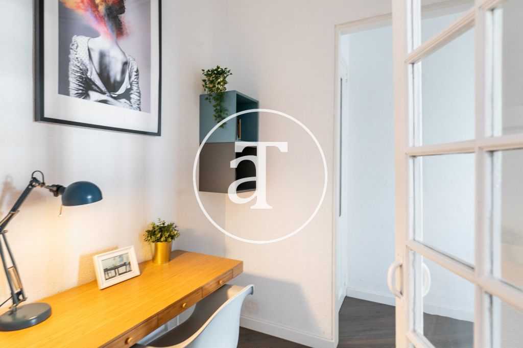 Monthly rental apartment with 2 bedrooms and clear views in Ciutat Vella 13