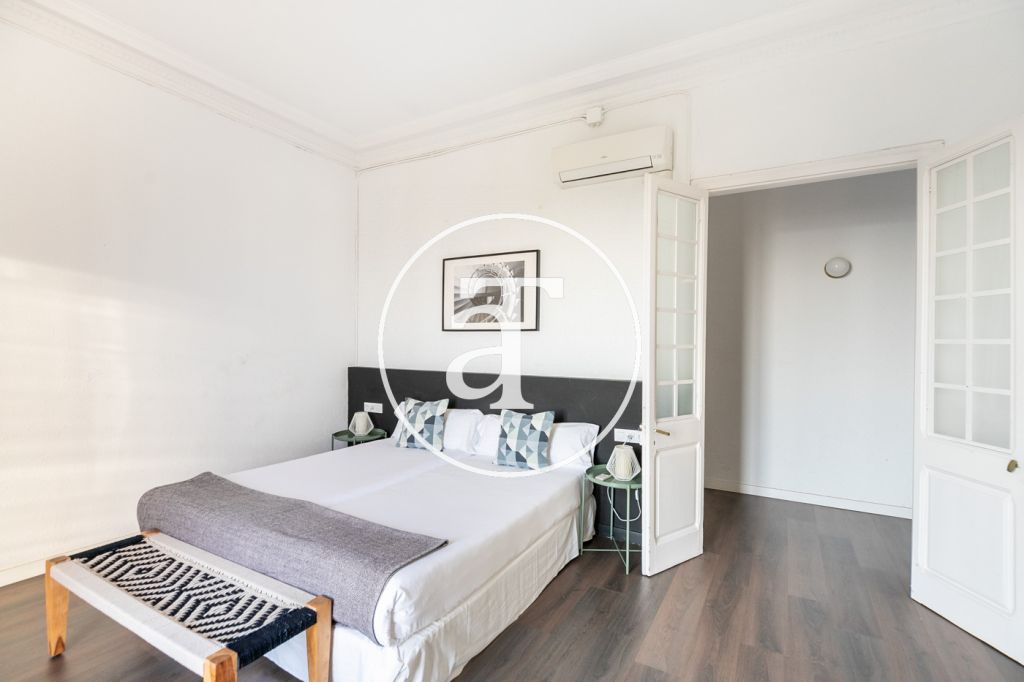 Monthly rental apartment with 2 bedrooms and clear views in Ciutat Vella 22