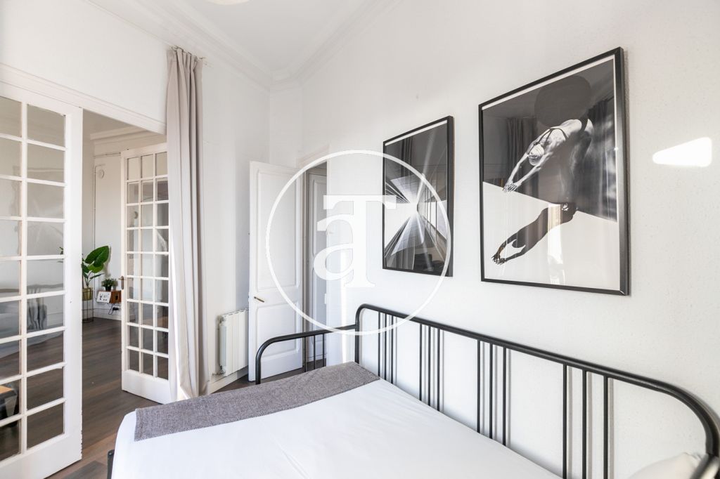 Monthly rental apartment with 2 bedrooms and clear views in Ciutat Vella 16