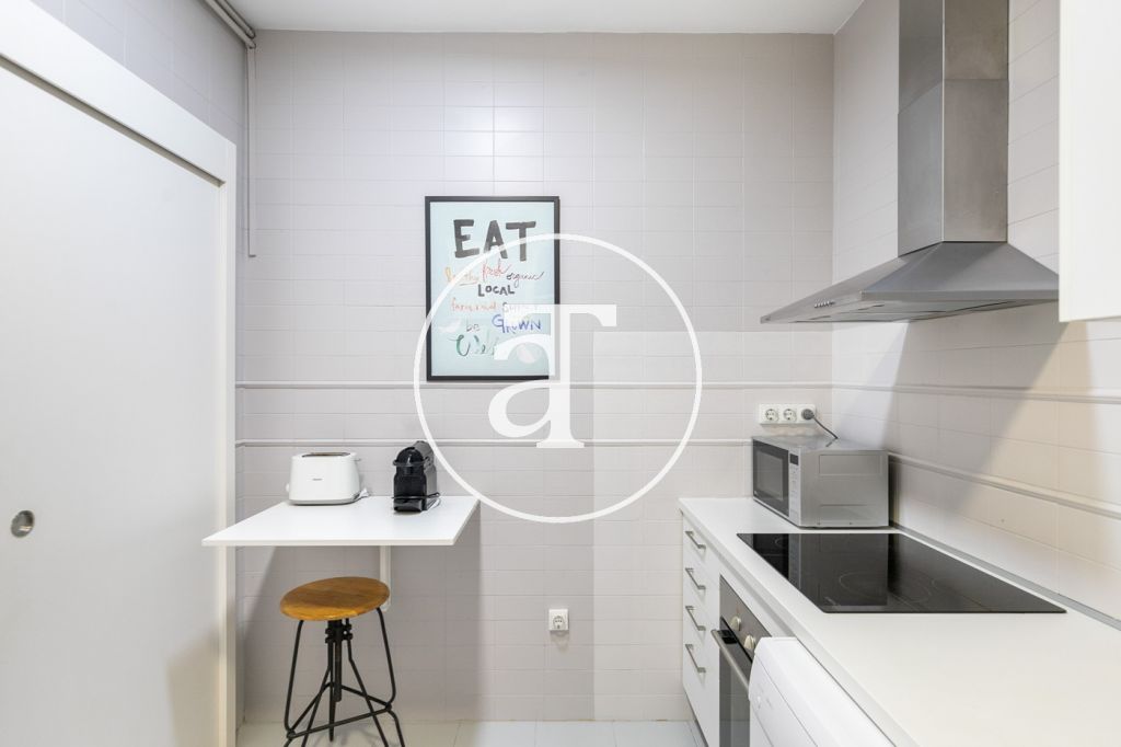 Monthly rental apartment with 2 bedrooms and clear views in Ciutat Vella 10