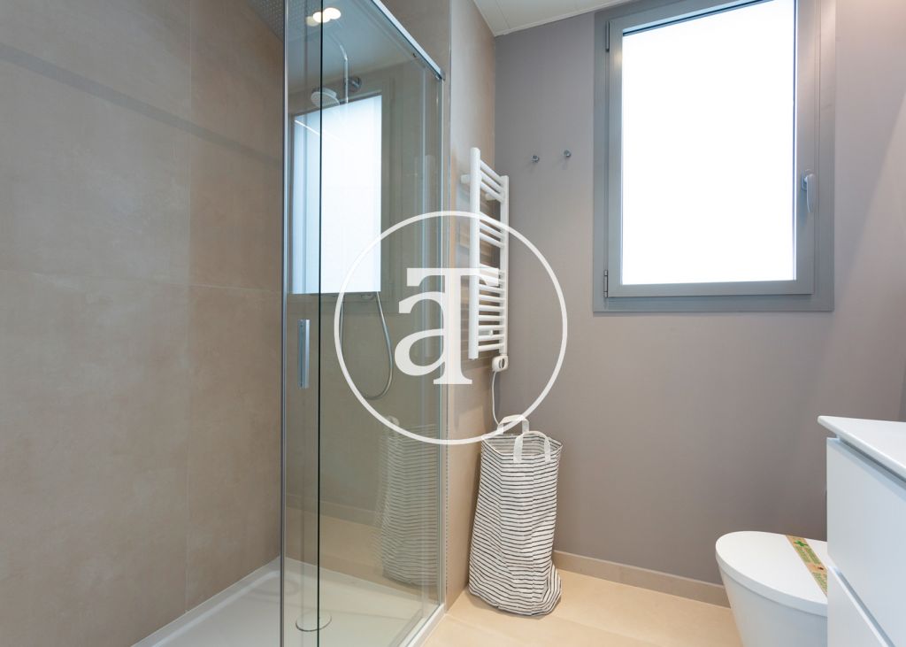 Monthly rental apartment with 3 bedrooms, terrace and shared pool close to Diagonal Av. 28