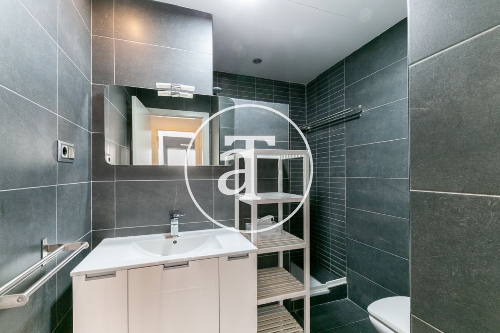 Monthly rental apartment with 2 bedrooms close to Plaça Espanya 12