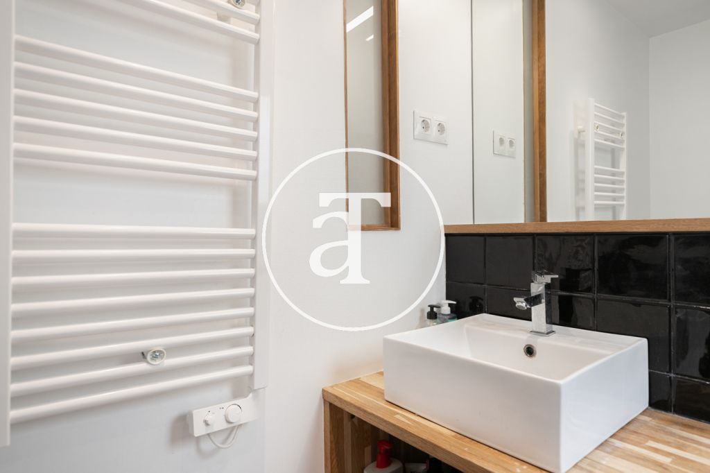 Monthly rental apartment with 2 bedrooms and terrace in Sants 17