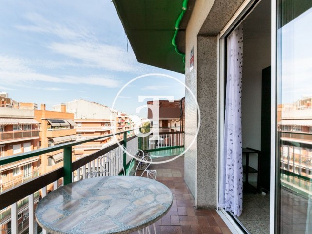 Monthly rental apartment with 3 bedrooms and a studio in Sants-Montjuic