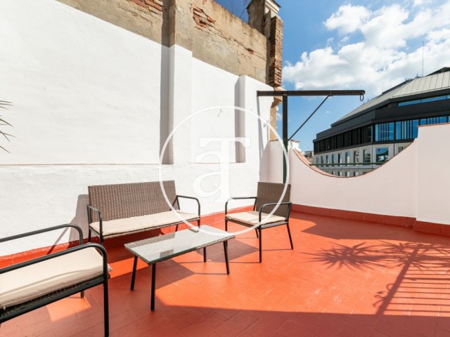 Ático de alquiler temporal de 2 habitaciones y terraza en Eixample