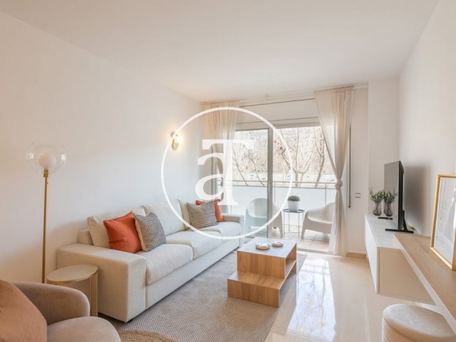 Appartement de 4 chambres, 2 salles de bain en location temporaire avec terrasse et balcon à Sant Martí