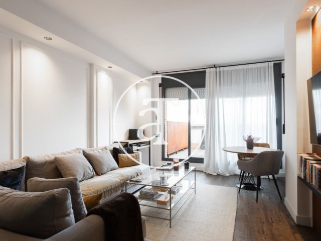 Monthly rental penthouse with 2 bedrooms, 2 bathrooms and terrace in Eixample